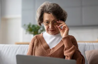 Seniorin am Laptop