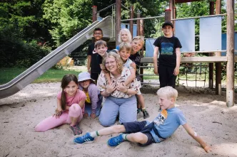 Eine Freiwilligendienstleistende mit den Kindern, die sie betreut