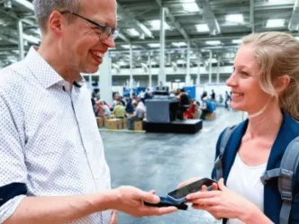 Zwei Menschen, Spenden per App auf Handy