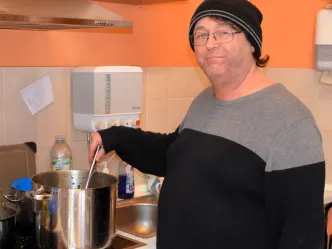 Uwe Thomas kocht in der Beratungsstelle für Wohnungslose in Iserlohn
