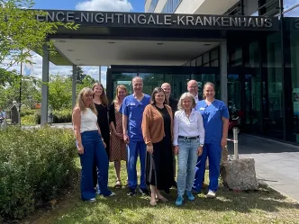 Gruppenfoto im Außenbereich des Florence-Nightingale-Krankenhauses