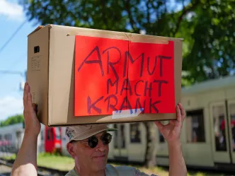 Demo beim Treffen von Menschen mit Armutserfahrung