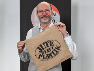 GEPA-Geschäftsführer Peter Schaumberger mit Jute Tasche