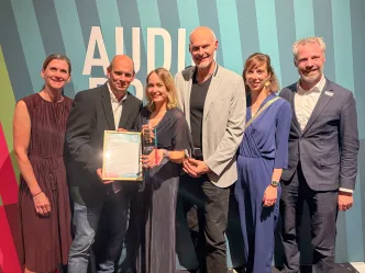 Julia Winterfeld, Gewinnerin LAG FW Preis in der Kategorie Soziales Engagement mit der Jury beim Audiopreis der Landesanstalt für Medien