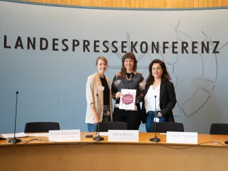 v.l.: Sarah Haßelmann (Vertreterin der Freien Wohlfahrtspflege NRW), Mira Berlin (Projektleitung Dokumentation und Berichtswesen im Netzwerk ada.nrw), Gülgün Teyhani (Geschäftsführerin und Antidiskriminierungsberaterin des Anti-Rassismus Informations-Centrum, ARIC-NRW e.V.)