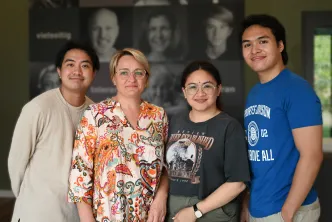 Die Auszubildenden, Eldrix, Ivy und John mit ihrer Ausbilderin Frau Mann (2. v. l.)