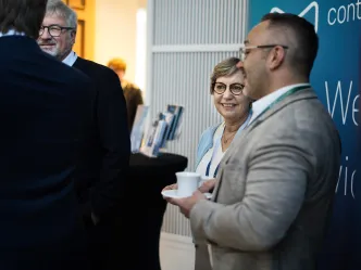 Zwei Männer und eine Frau im Gespräch beim Management- und Personalkongresses contec in Bochum.