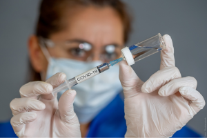 Pflegefachkraft bereitet Impfung gegen Covid-19 vor