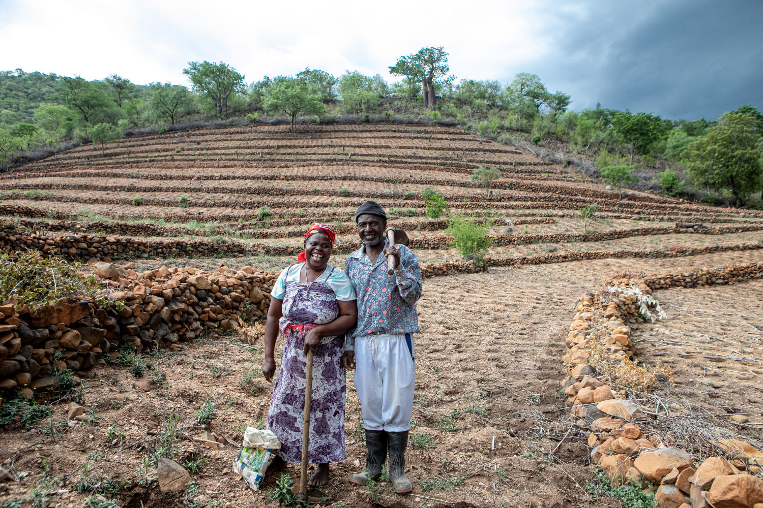 Gift Dirani (65) und seine Frau Evelyn (61) leben mit 5 ihrer 11 Kinder und 3 Enkelkindern auf ihrem Hof in Nyanyadzi, Chimanimani an der Ostgrenze Simbabwes. Die Region hat eine schwere Dürre erlebt und ist vom Klimawandel stark betroffen.
